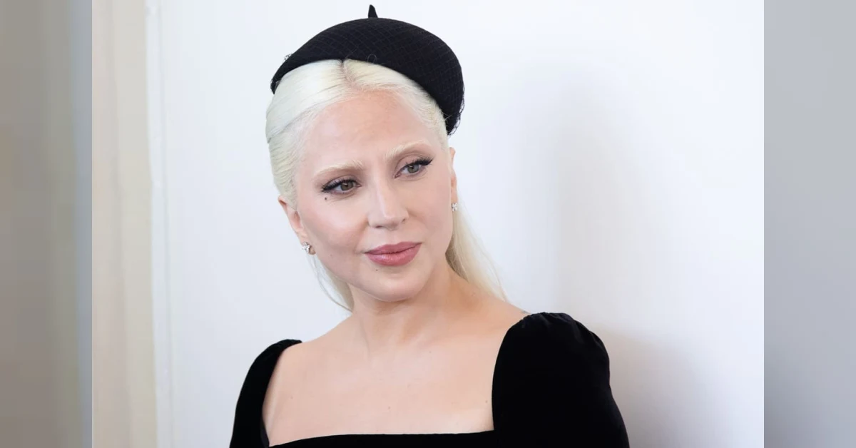 Lady Gaga con marsupio e neonato durante una passeggiata, immagine sulla nascita del primo figlio