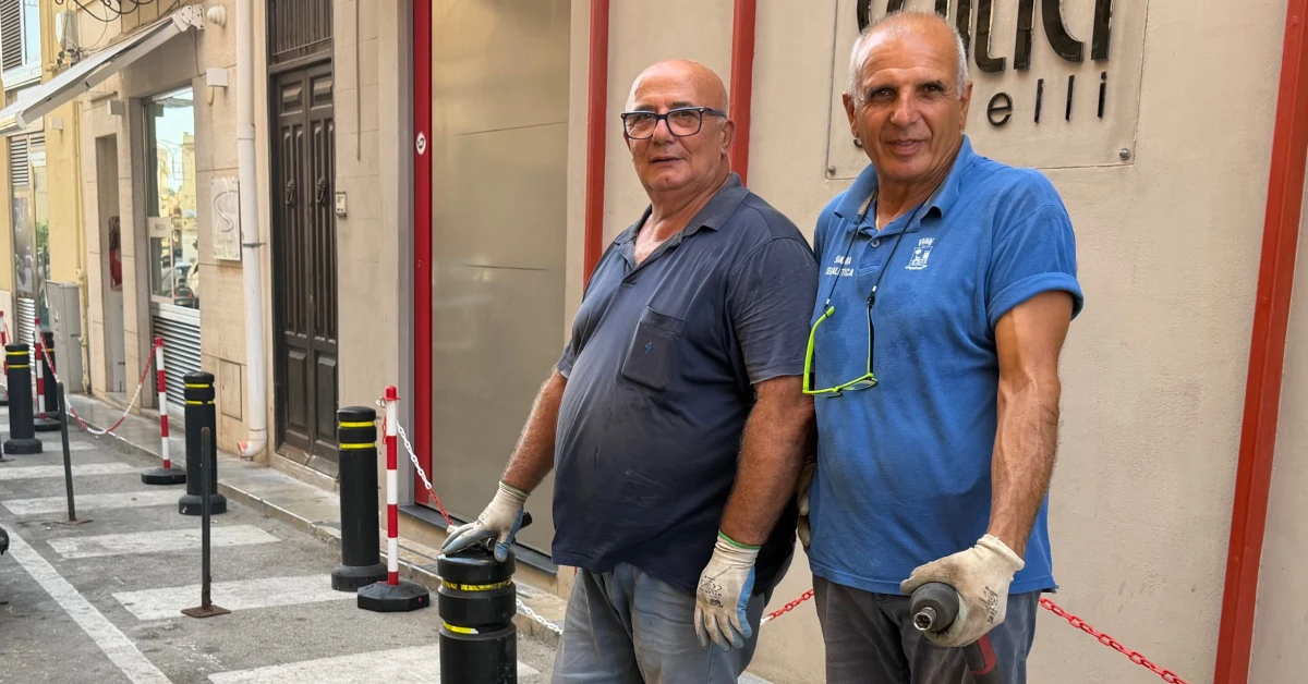 Dissuasori di parcheggio collocati in via Licata a Sciacca dagli addetti alla segnaletica prossimi alla pensione