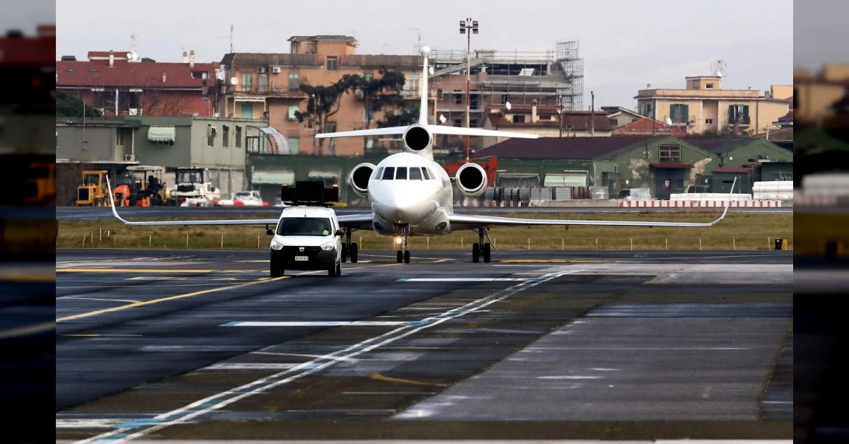 Alessandro Di Battista atterra all'aeroporto di Ciampino dopo ricovero e operazione d'urgenza a Cuba