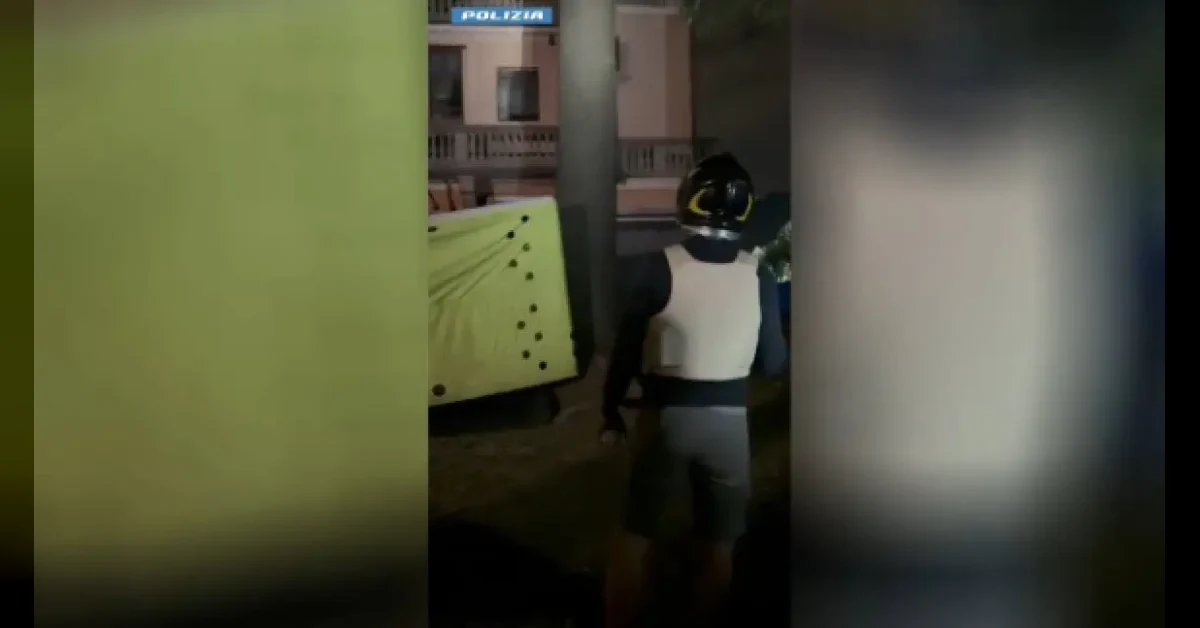 Uomo barricato sul tetto di un edificio a Bergamo durante l'intervento della Polizia di Stato