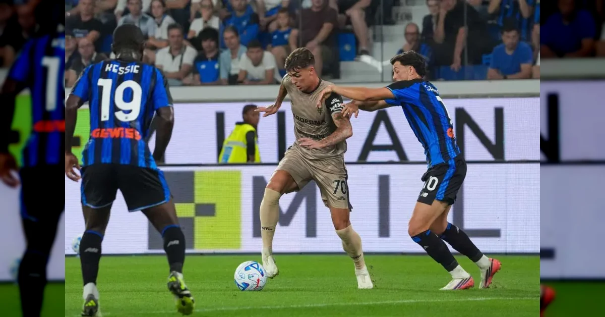 Calciatore del Cagliari esulta dopo il gol su rigore contro l'Atalanta a Bergamo