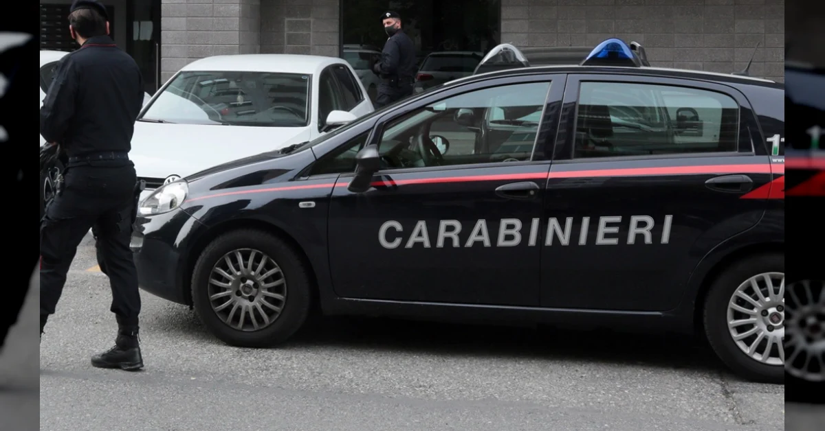 Scena notturna in corso Giulio Cesare a Torino con tracce di sangue sul marciapiede dopo una rissa all'alba