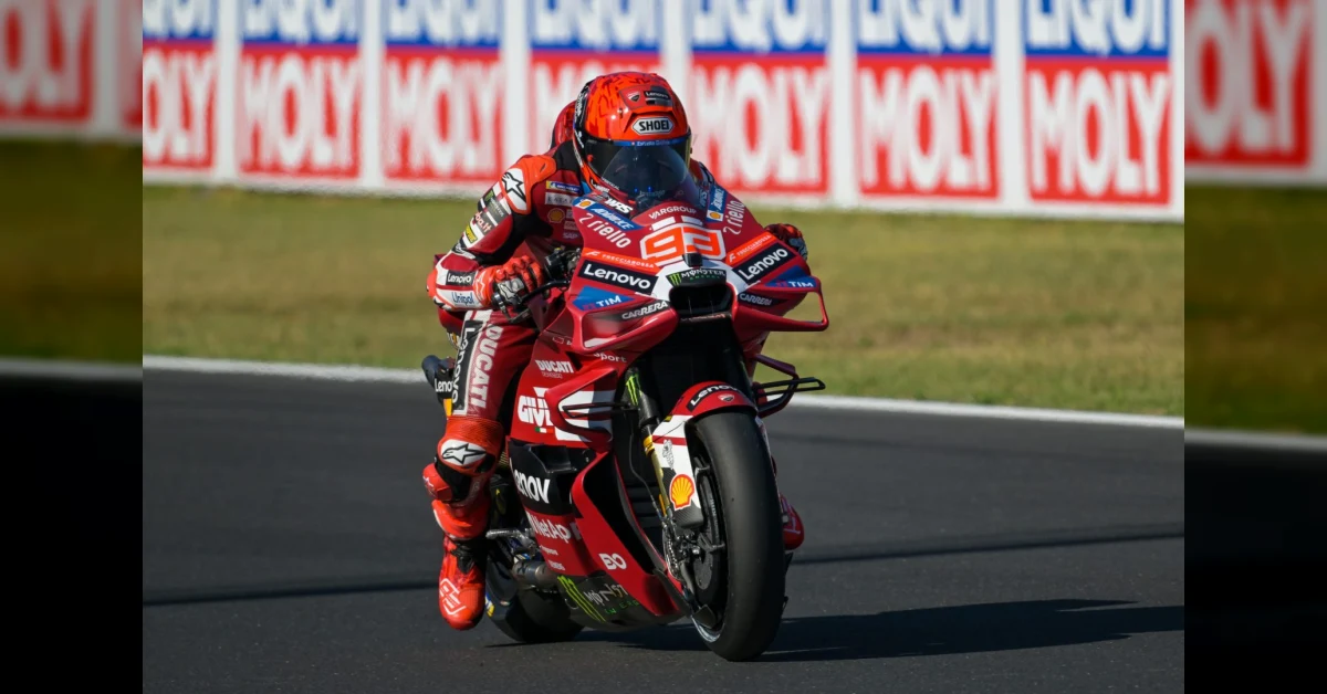 Marc Marquez esulta sul podio del GP di San Marino a Misano dopo la vittoria in MotoGP