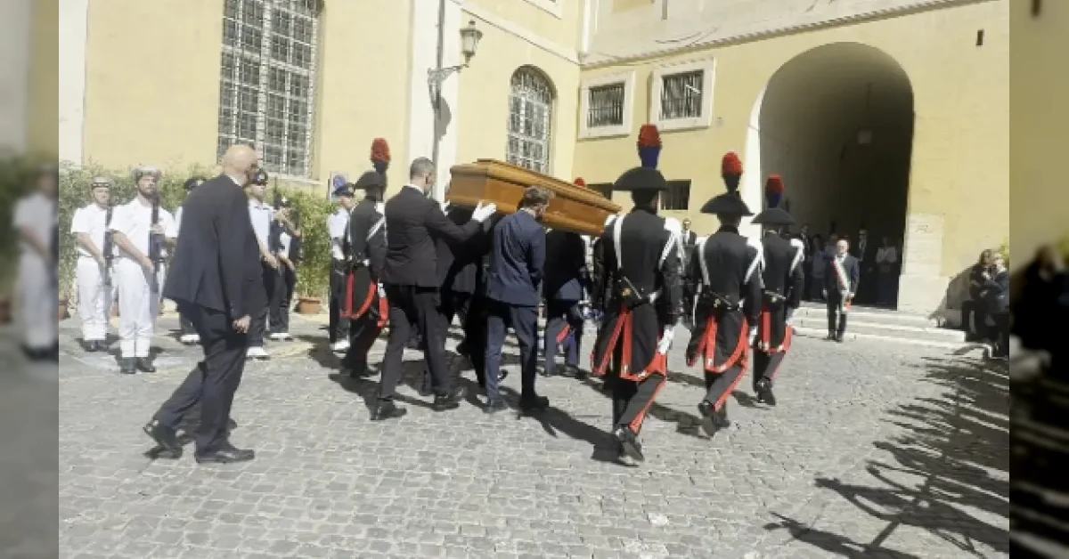 Camera ardente di Emma Bonino in Campidoglio con bandiera dell'Unione europea sul feretro