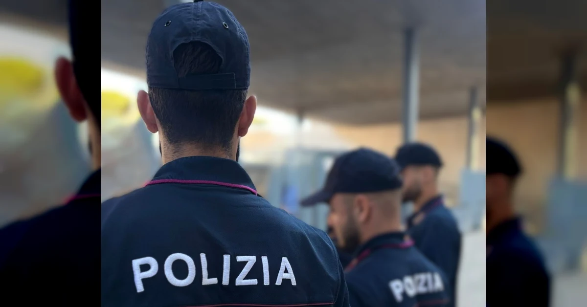Donna con volto tumefatto e telefono sequestrato, simbolo di violenza domestica e maltrattamenti in famiglia