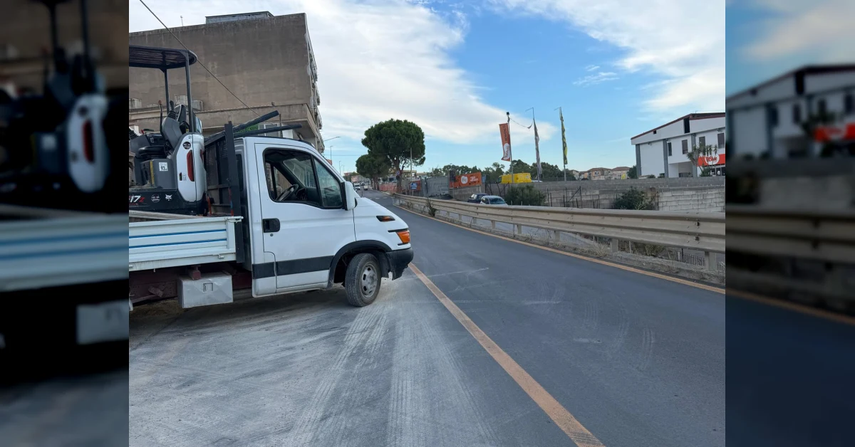 Operai Aica riparano perdite idriche in via Lioni, strada alternativa alla 115