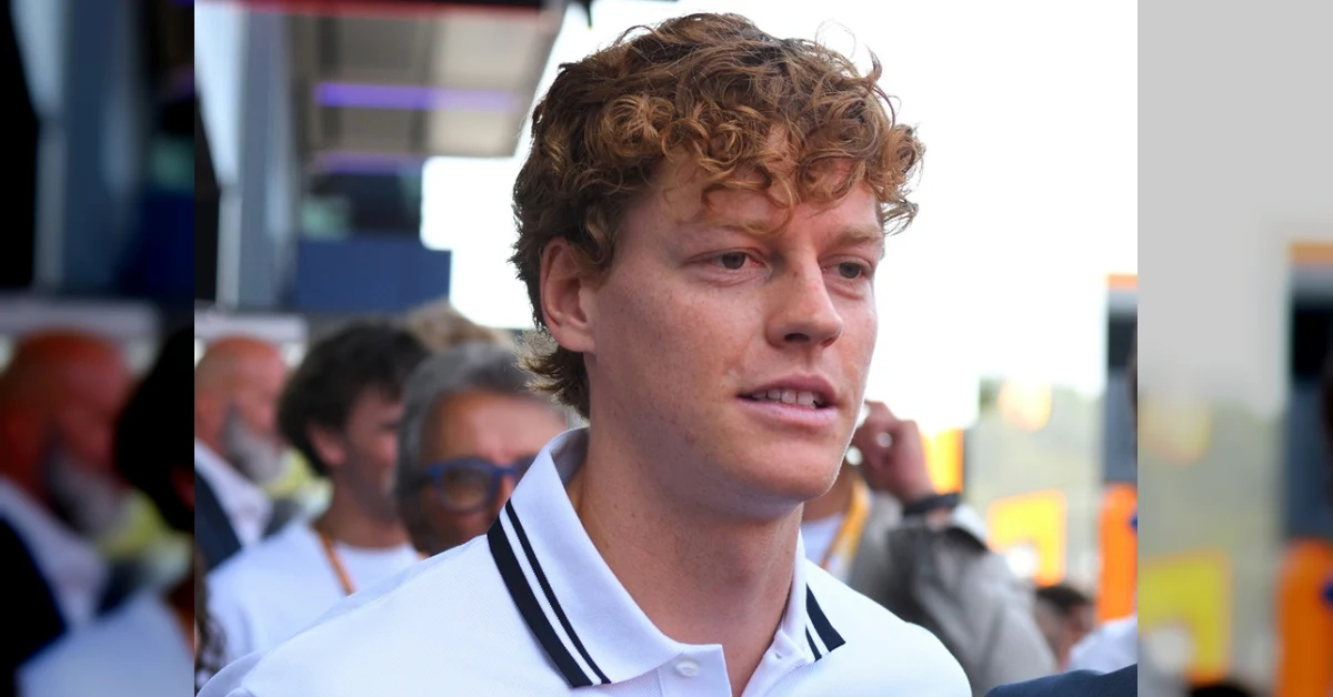 Jannik Sinner in allenamento sui campi di Montecarlo dopo l'infiammazione al ginocchio