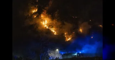 Incendi sulla Costiera Amalfitana, 7 squadre e 3 Canadair in azione tra Positano e Amalfi