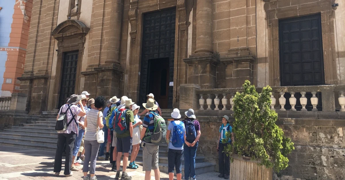 Turisti davanti chiesa madre sciacca