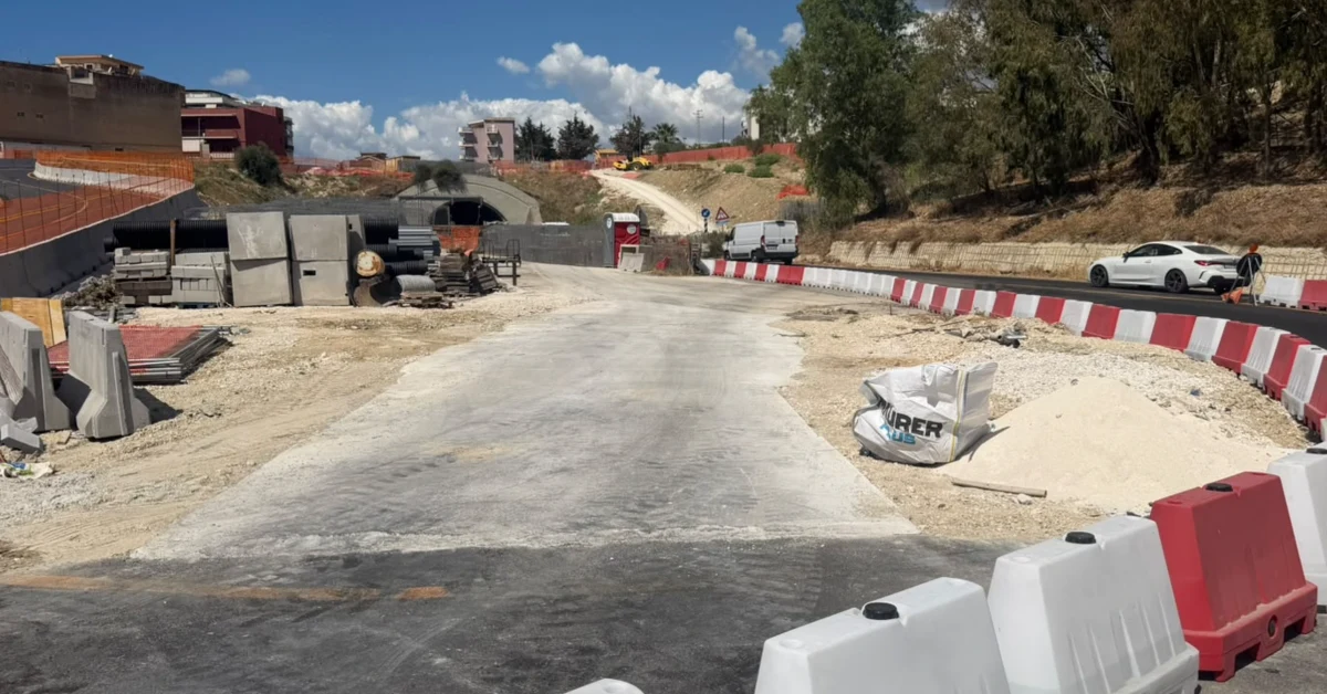 Galleria Belvedere sulla Statale 115 a Sciacca ancora aperta, lavori in corso e segnaletica stradale incompleta