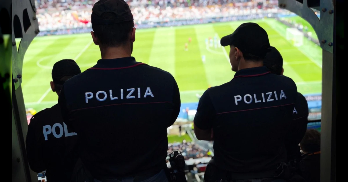 Tifosi della Roma con saluto romano allo stadio Olimpico, Daspo del questore
