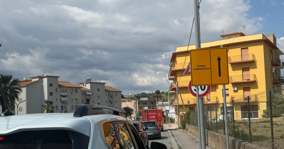 Auto che percorre la corsia di emergenza su strada alternativa alla SS115 a Sciacca