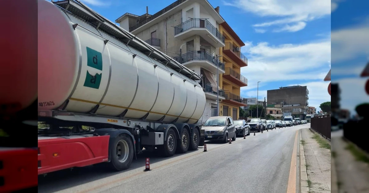 Mezzi pesanti in coda sulla nuova viabilità a Sciacca dopo la chiusura della SS 115 e i lavori alla galleria Belvedere