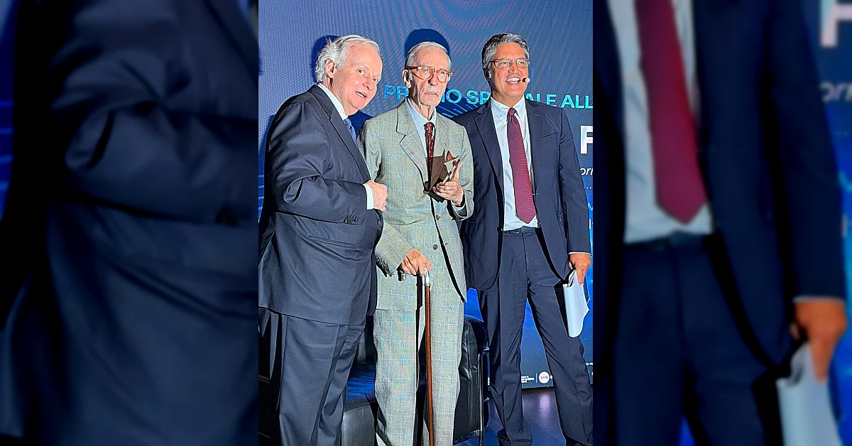 Vittorio Feltri premiato alla nona edizione del Premio Giovani Comunicatori ICCH a Milano