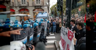 Torino, uova contro la polizia al corteo anti-Vannacci fuori dal convegno sull'insicurezza urbana