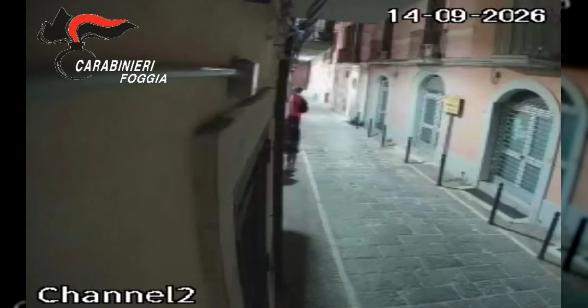 Carabinieri in divisa durante un intervento notturno davanti alla sede della Croce Rossa Italiana di Foggia