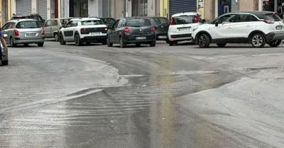 Sciacca, il traffico torna scorrevole in via de Gasperi ma una perdita idrica allaga la strada
