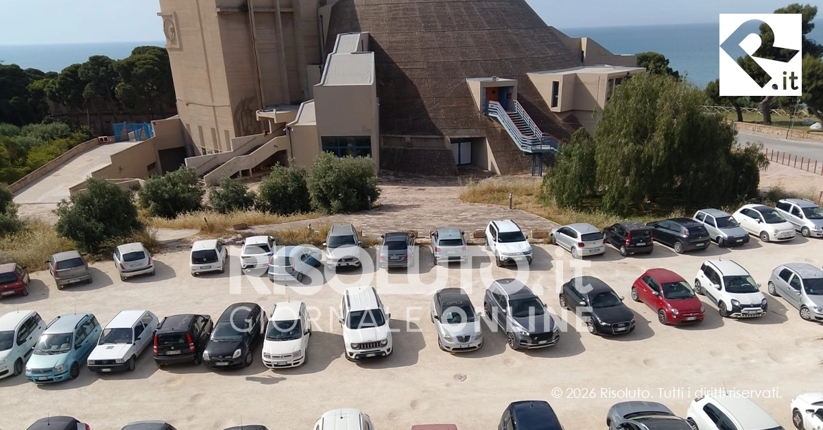 Parcheggio del Teatro Samona' di Sciacca con vista sul mare e auto in sosta