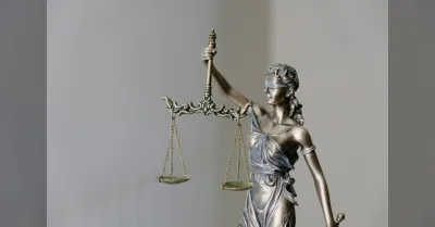 Cassazione sentenza 32837, richiesta di amicizia su Facebook viola il divieto di comunicazione