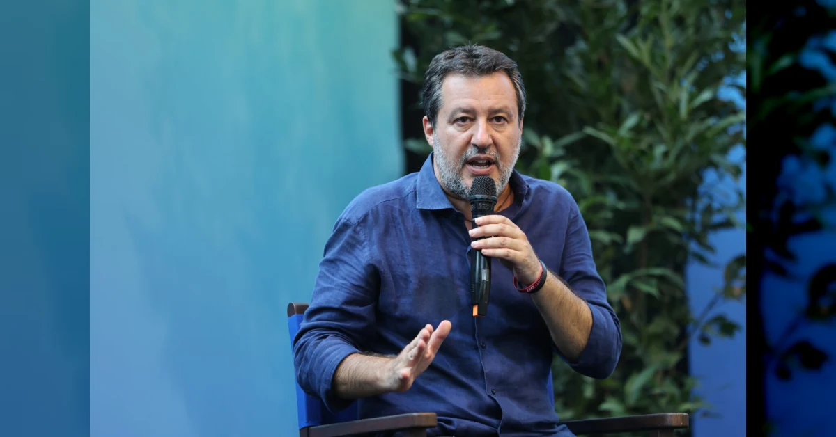 Matteo Salvini sul palco di Pontida Giovani 2024 durante il discorso su autonomia e federalismo fiscale