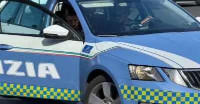 Tenta di rubare gasolio da un bus turistico, poi aggredisce i poliziotti: arrestato