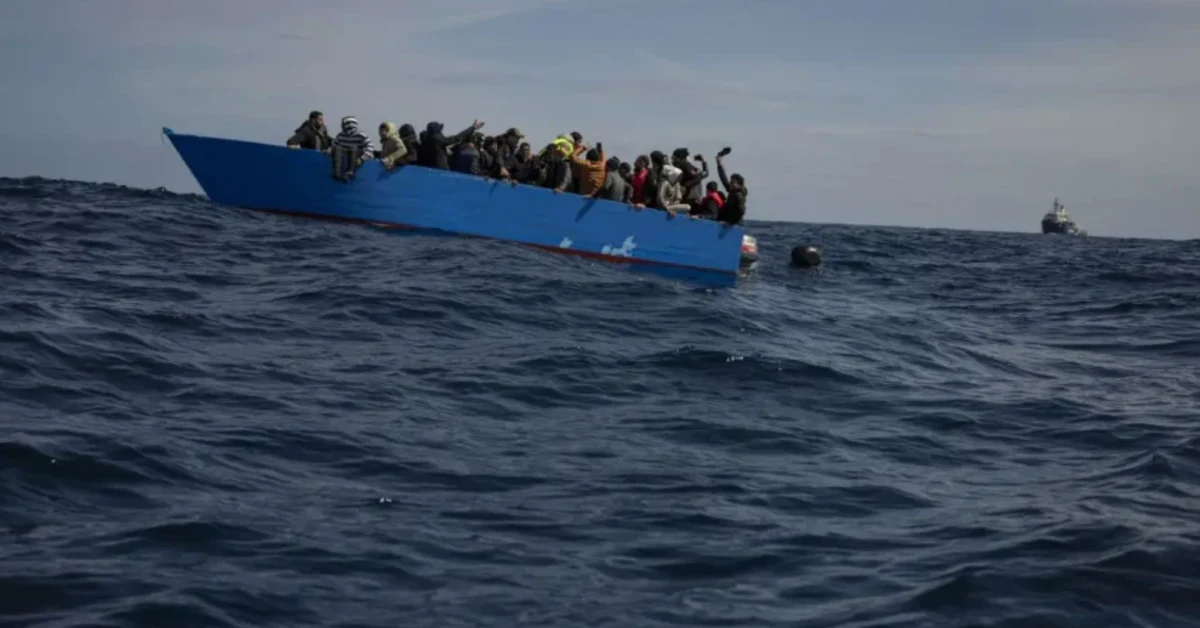 Migranti accolti al porto di Pozzallo dopo soccorso in mare della Guardia costiera all'alba