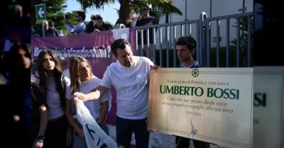 Salvini intitola il pratone di Pontida a Bossi e annuncia un congresso straordinario della Lega a ottobre