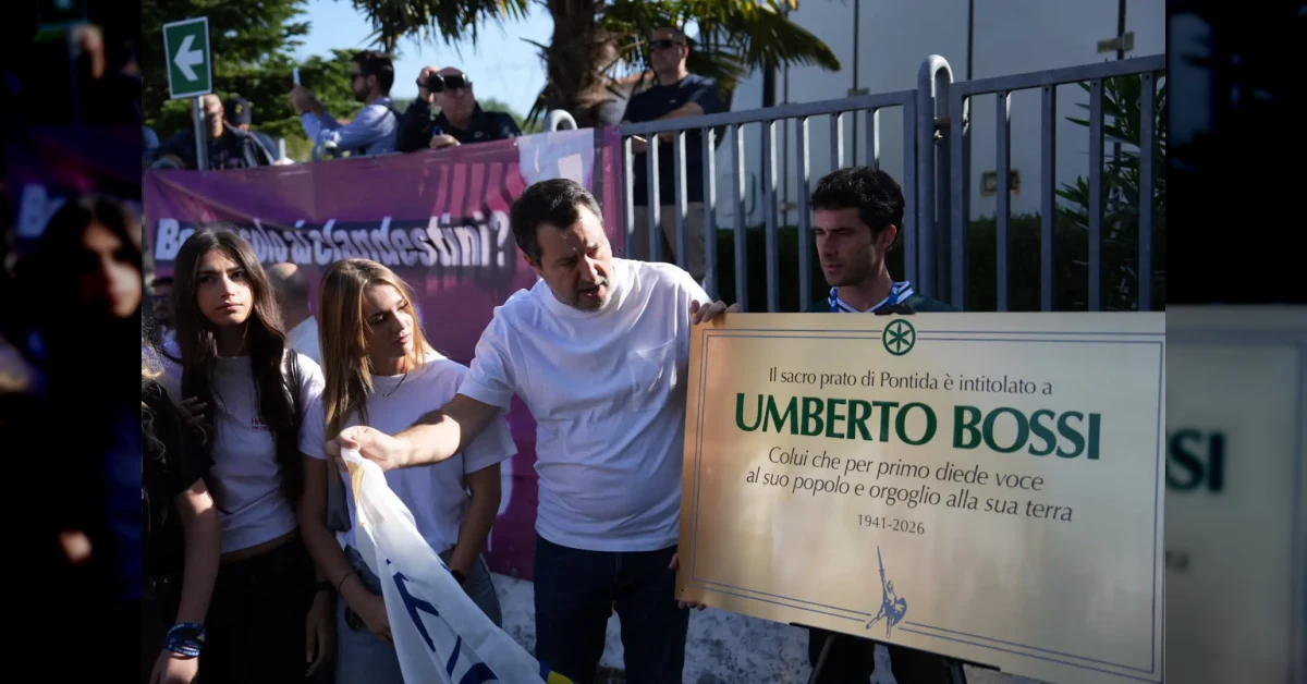 Matteo Salvini a Pontida scopre la targa dedicata a Umberto Bossi sul pratone storico della Lega