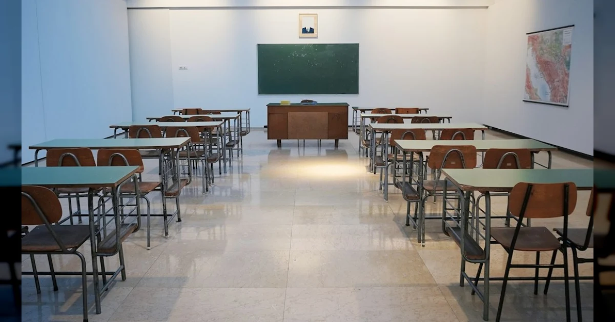 Insegnante precario della scuola italiana con documenti e calcolatrice, simbolo degli arretrati fino a 50mila euro stimati da Anief