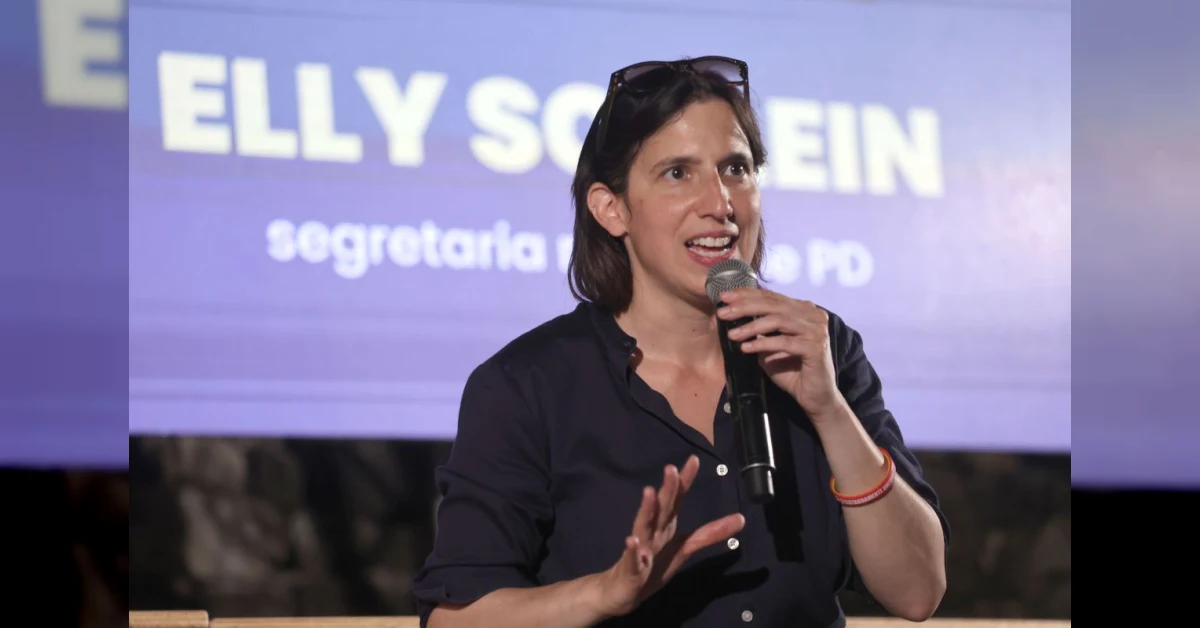 Elly Schlein del Partito Democratico in un intervento pubblico, simbolo dello scontro politico con Giorgia Meloni su sanità e università