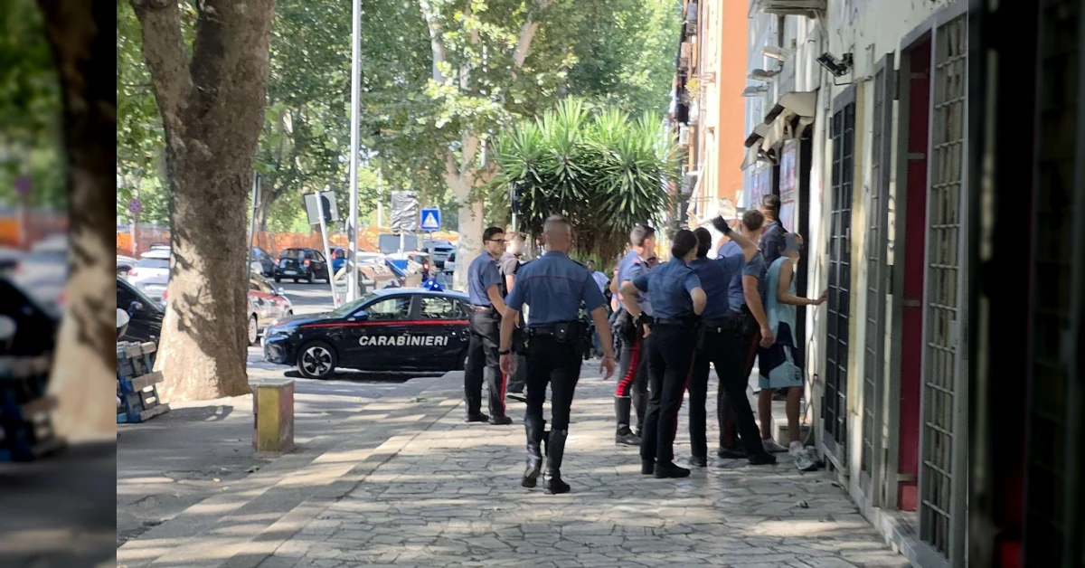 Carabinieri in azione nel quartiere Quarticciolo a Roma durante il maxi blitz antidroga con 24 arresti