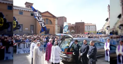 Funerali di Sandro Mazzola a Milano, folla e applausi a Sant'Ambrogio per l'ultimo saluto