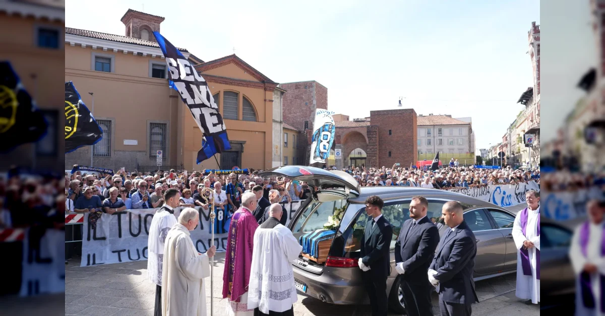 Folla e applausi ai funerali di Sandro Mazzola nella basilica di Sant'Ambrogio a Milano