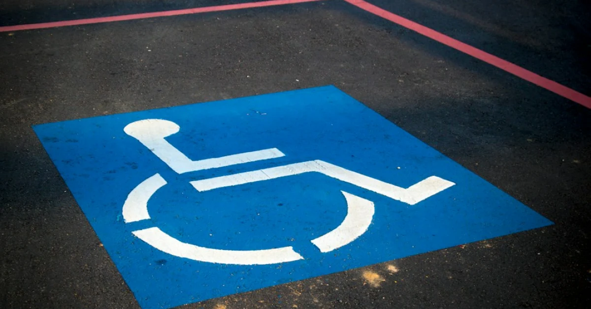 Persona con disabilità durante visita medica di revisione per la Legge 104 con nuovi criteri di valutazione INPS 2027