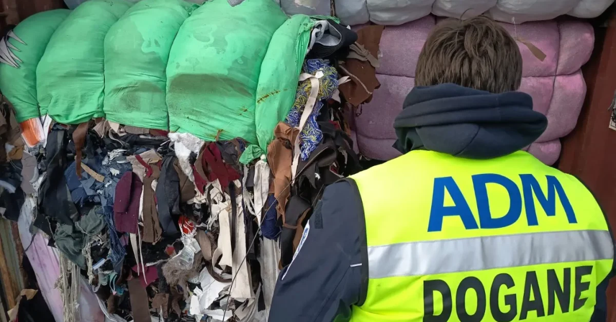 Container di rifiuti tessili sequestrati al porto di Livorno pronti per l'esportazione verso la Malesia