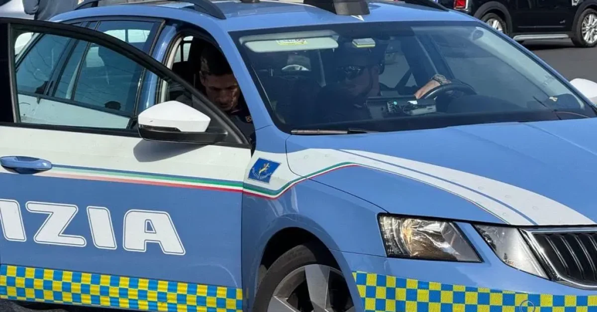 Un monopattino elettrico abbandonato in un parco di Torino, simbolo dell'adescamento del 12enne vittima di violenza sessuale