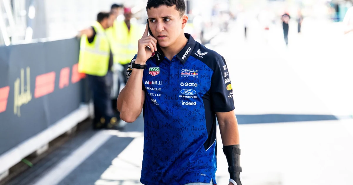 Isack Hadjar al volante della monoposto Oracle Red Bull Racing in pista