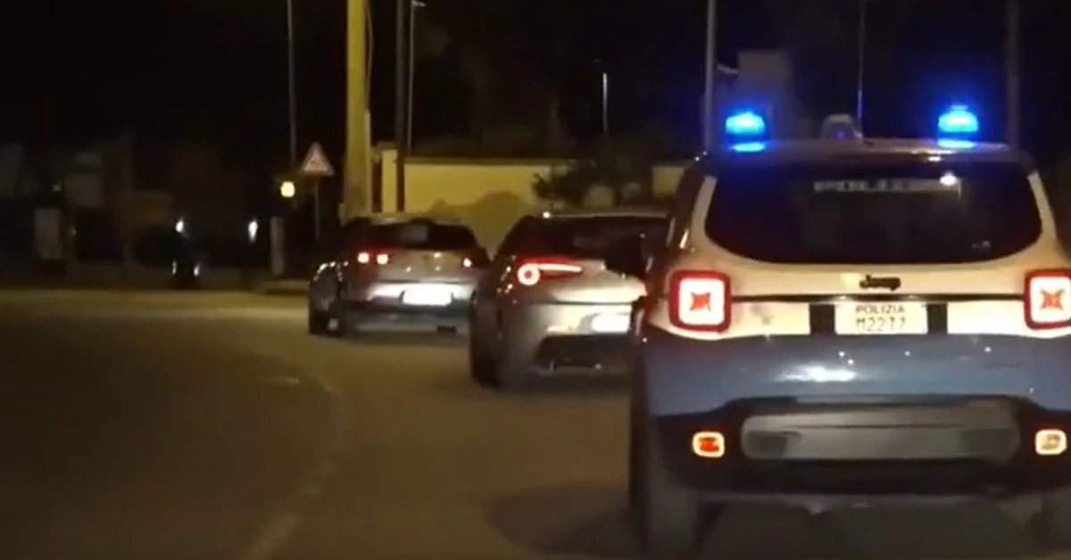 Polizia in azione a Manduria durante l'operazione che ha smantellato il clan Stellina con 21 arresti per droga ed estorsioni