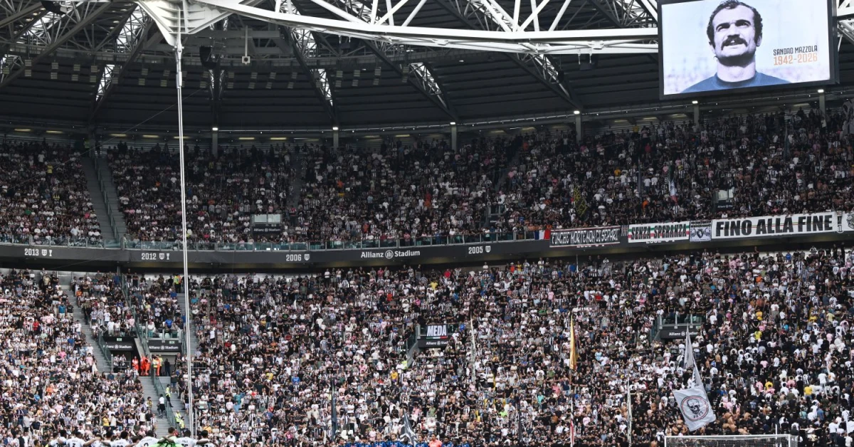 Tifosi della Juventus sugli spalti durante il minuto di silenzio per Sandro Mazzola