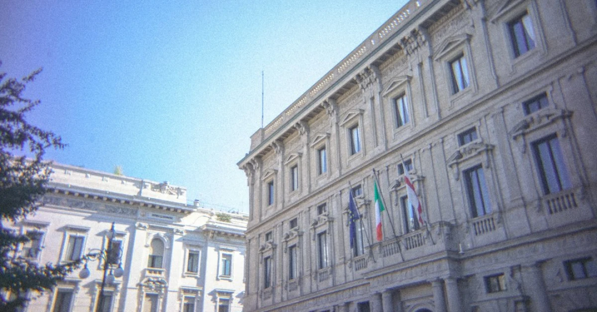 Affitti brevi e crisi abitativa in Europa: edifici residenziali in una città con pressione sugli alloggi