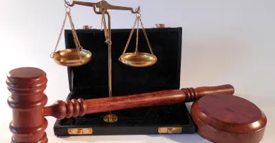Badante di notte, il CCNL 2026 impone minimi da 1.211 euro per l'assistenza e 811 euro per la presenza