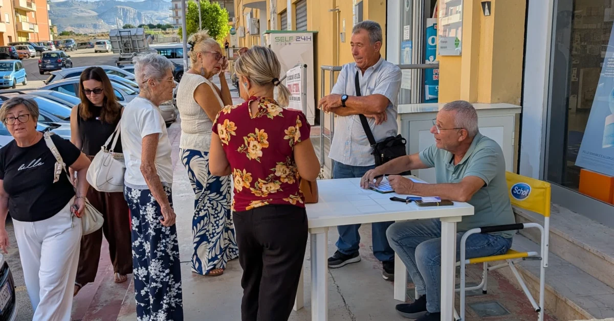 Raccolta firme per la Galleria Belvedere a Sciacca davanti alla farmacia Ferraro