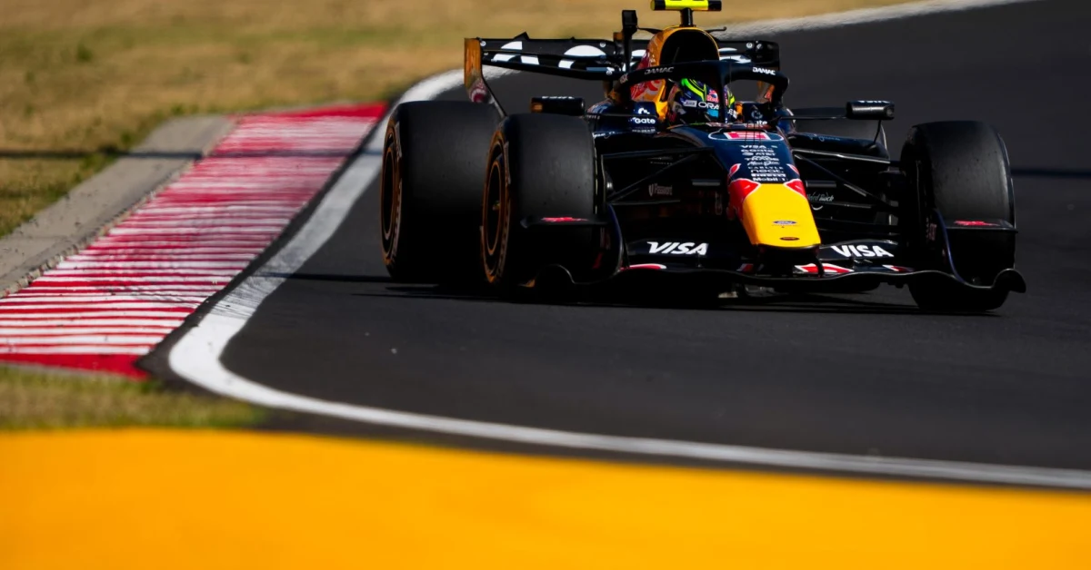Isack Hadjar pilota Red Bull sorridente con casco e tuta ufficiale 2027 al fianco di Max Verstappen