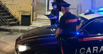 Vede i carabinieri e getta la droga dal finestrino, un arresto a Marsala