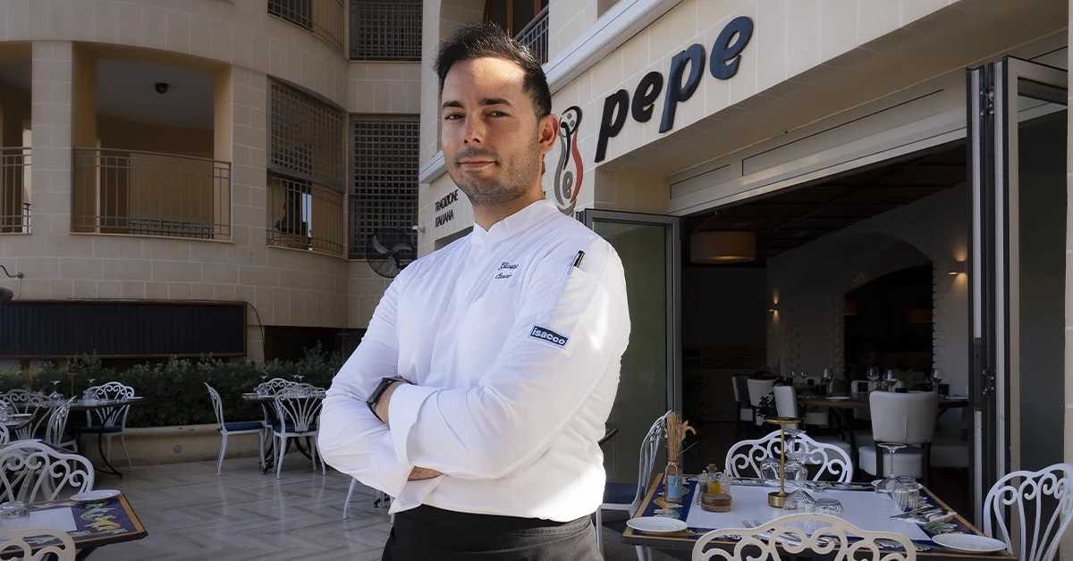 Giuseppe Cascio, chef originario di Sciacca, davanti al ristorante Sale e Pepe Portomaso a Malta