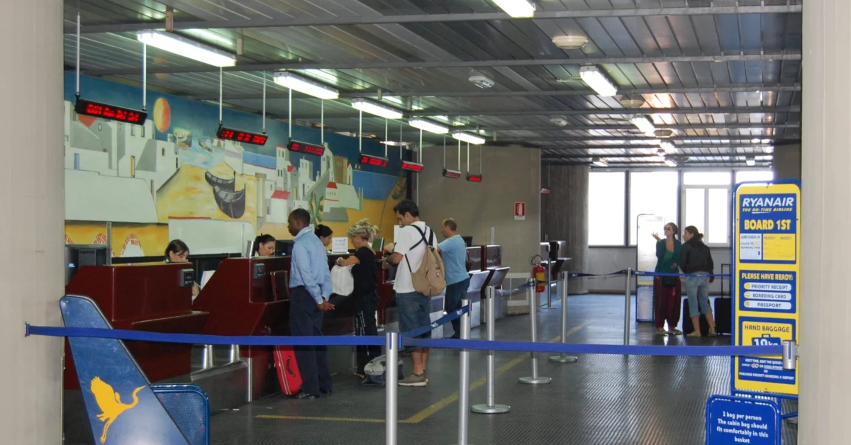 Nube di cenere alta 4 chilometri dall’Etna,  ridotti gli arrivi all’aeroporto di Catania
