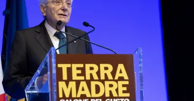 Mattarella a Terra Madre Torino elogia Petrini e definisce cibo arma strategica di guerra