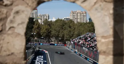 F1 GP Azerbaijan 2026, Russell e Antonelli dominano le libere del venerdì a Baku