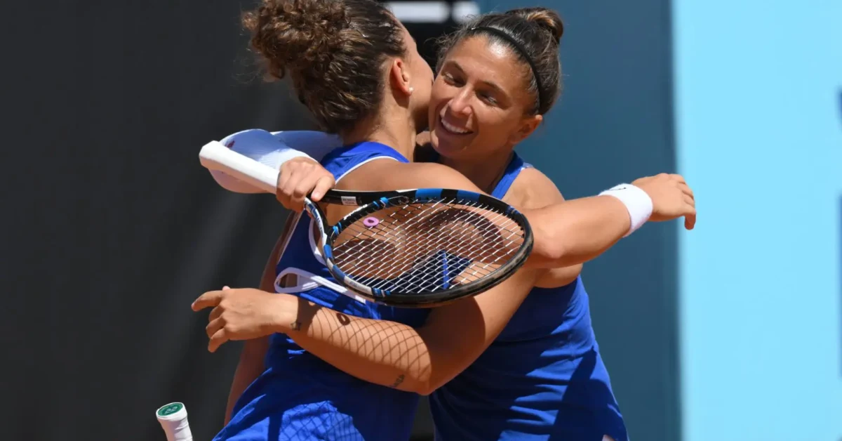 Jasmine Paolini e Sara Errani esultano dopo la vittoria dell'Italia sulla Cina nella BJK Cup