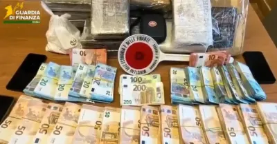 A Tivoli la Guardia di Finanza sequestra 20 kg di cocaina e 100 mila euro in contanti in un doppiofondo